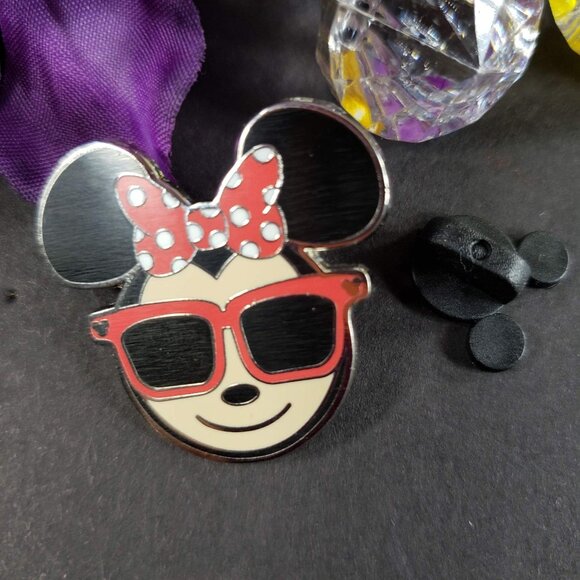 Disney Minnie Mouse Trading Pin Polk Dot Bow Emoji Sunglasses Lapel Pin Brooch - Picture 2 of 6